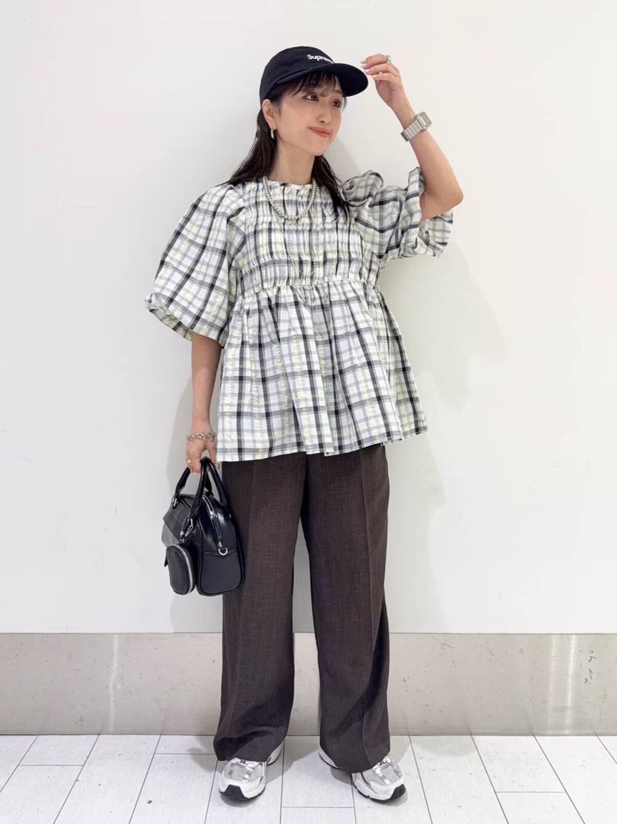 【OKコーデ】雨に濡れた袖や脇汗などが目立たない柄トップスも使えます　出典：WEAR