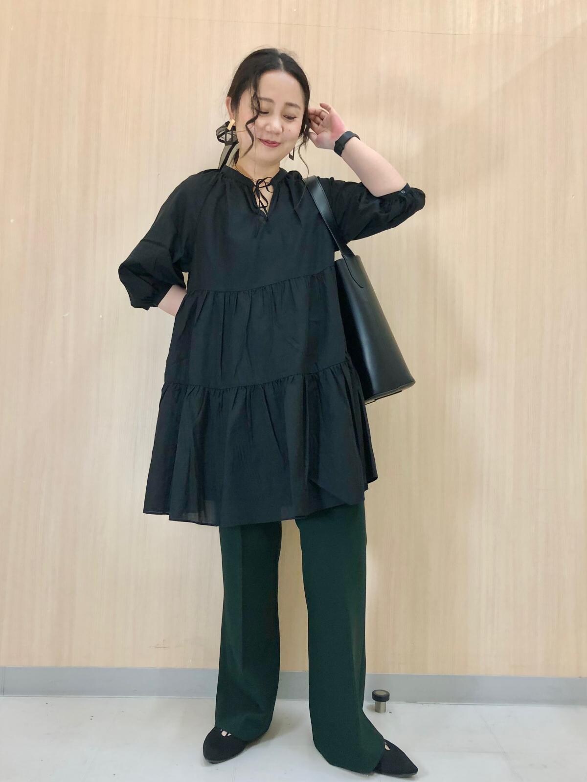 ミニワンピをトップス風にパンツと合わせた着こなし 出典：StyleHint