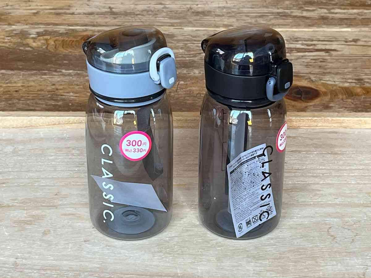 ダイソーの「茶こし付ワンタッチボトル（400ml）」（左）、「ワンタッチ式ストロー付ボトル（400ml）」（右）