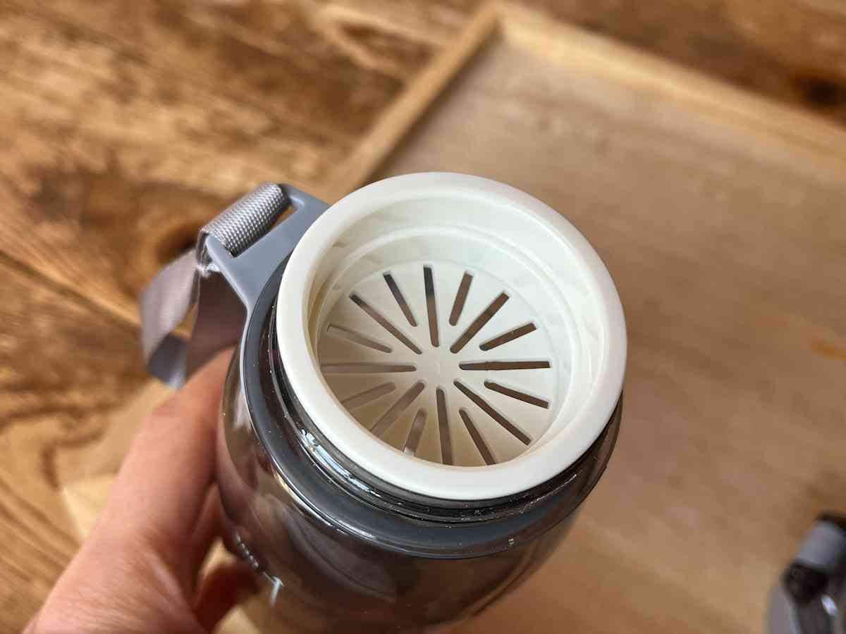 ダイソーの「茶こし付ワンタッチボトル（400ml）」の茶こし