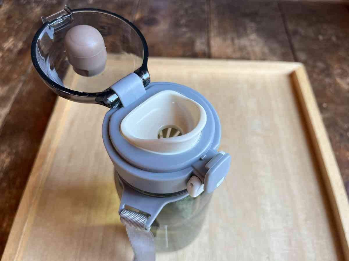 ダイソーの「茶こし付ワンタッチボトル（400ml）」の口部分