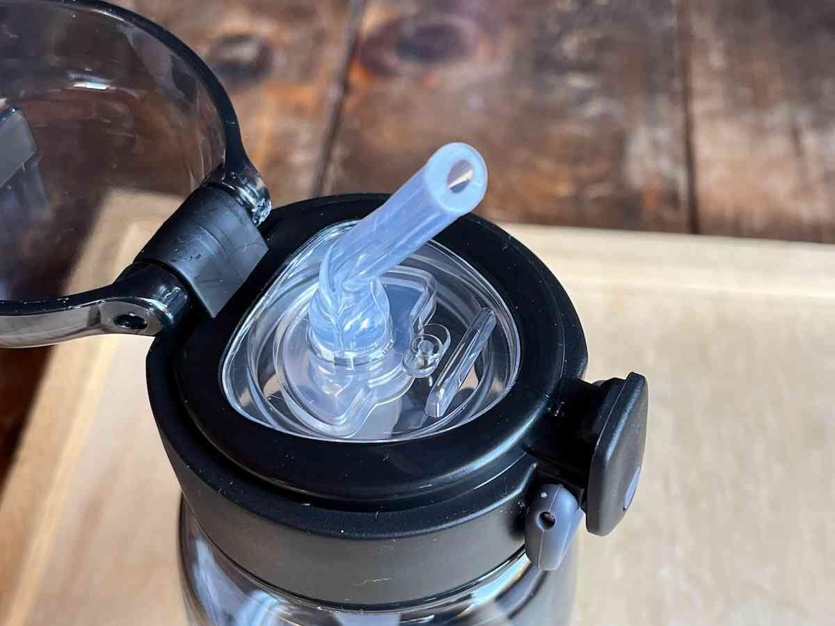 ダイソーの「ワンタッチ式ストロー付ボトル（400ml）」のストロー