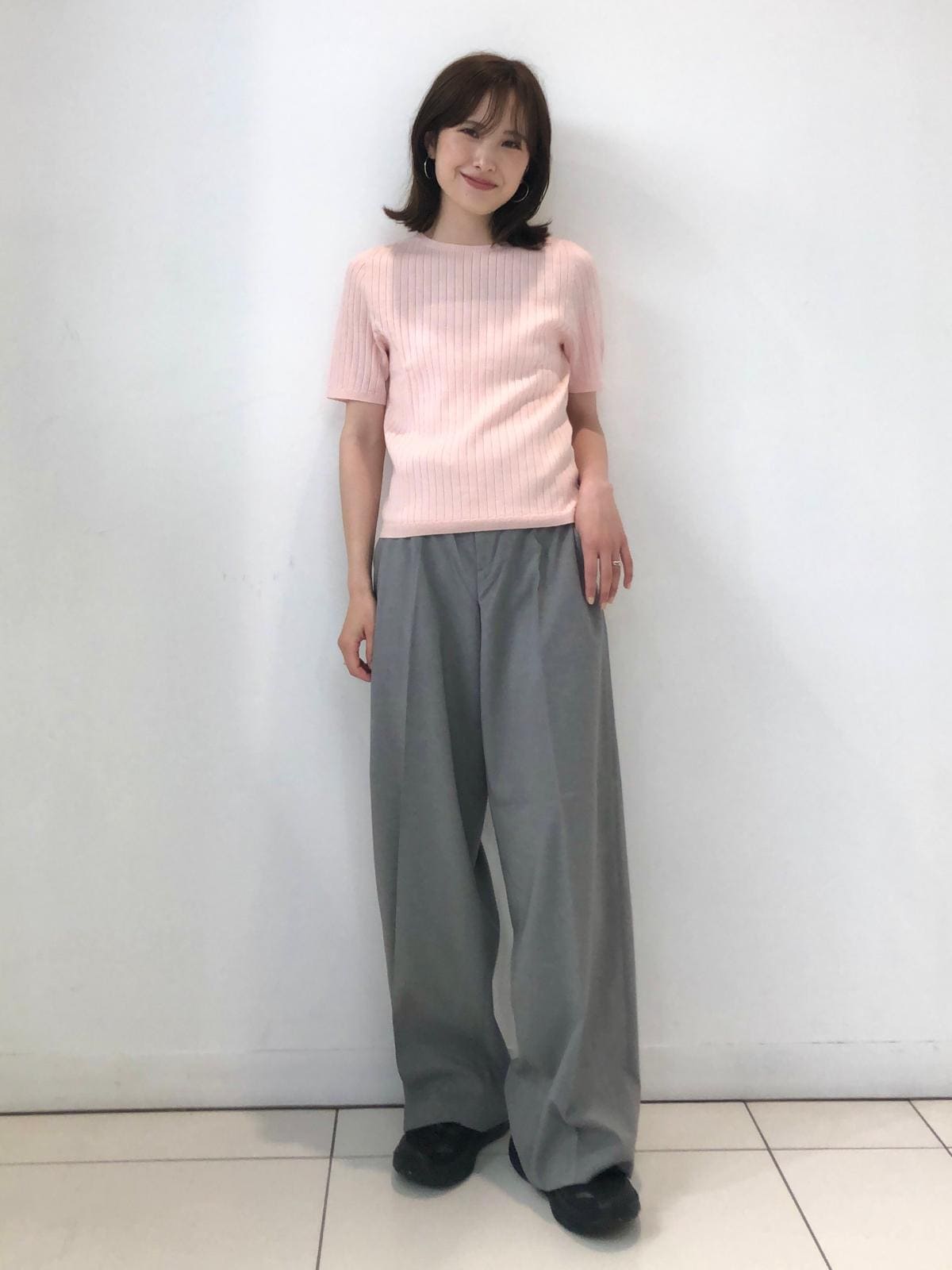 5分袖の3Dニットもピンクならフェミニンに着られる　出典：StyleHint