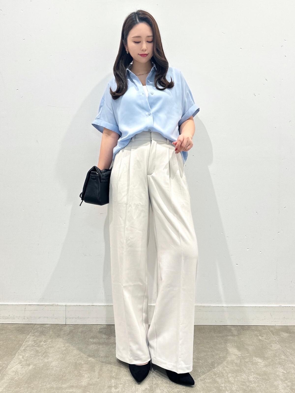 ゆったり着られるきれいめシャツはオフィスでも着られる　出典：StyleHint