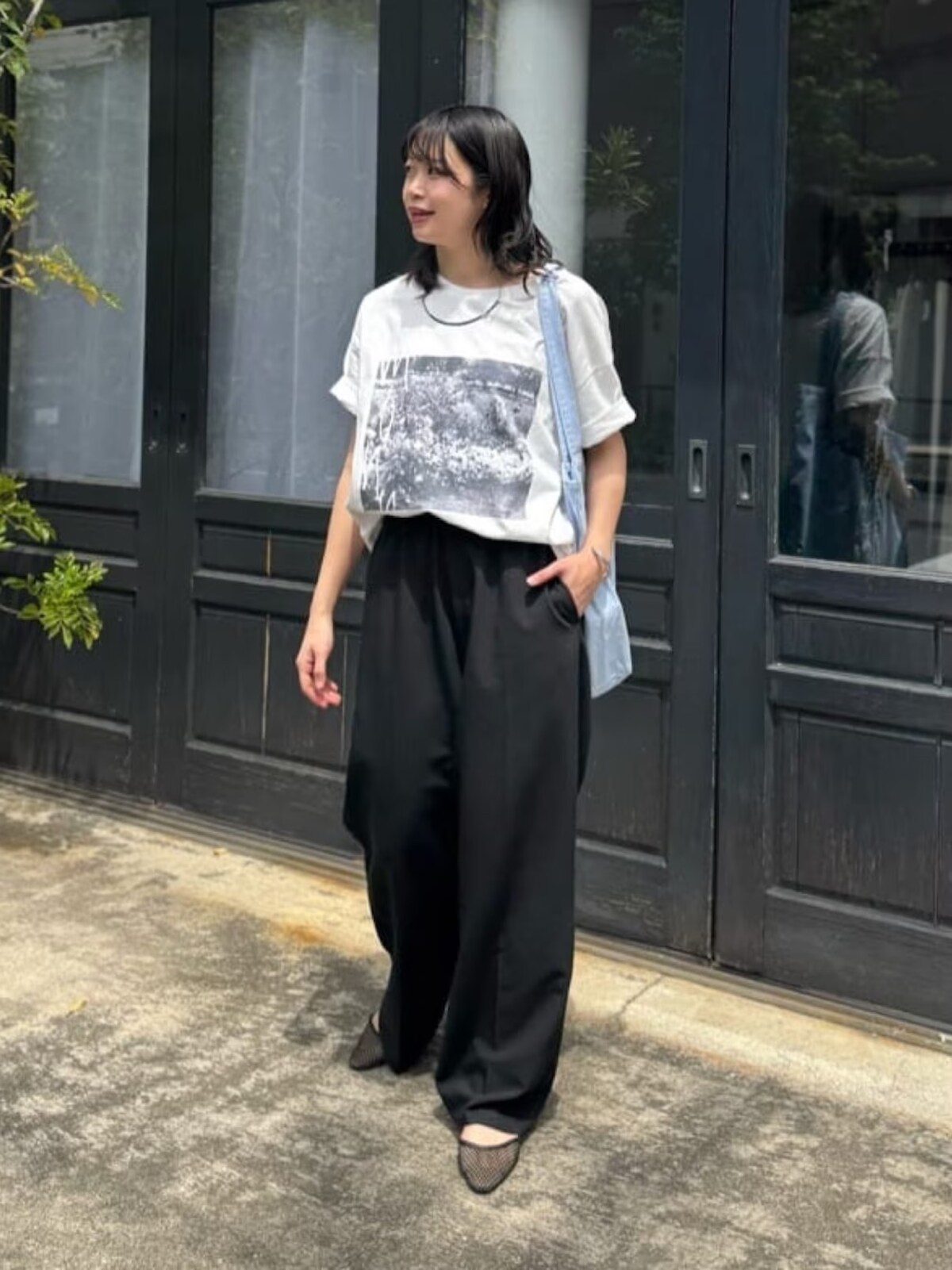 Tシャツ＆パンツのカジュアルな組み合わせに今っぽさをプラス　出典：WEAR