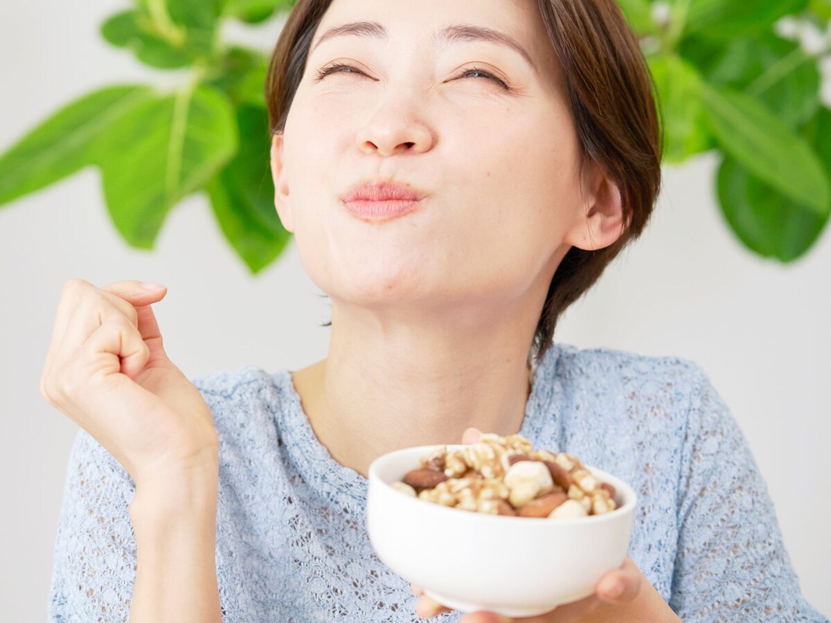 ナッツを食べる女性