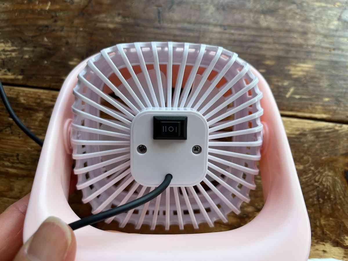 ダイソーの500円「扇風機（USB、卓上、風力2段階調整、ケーブル1.2m）」のスイッチ