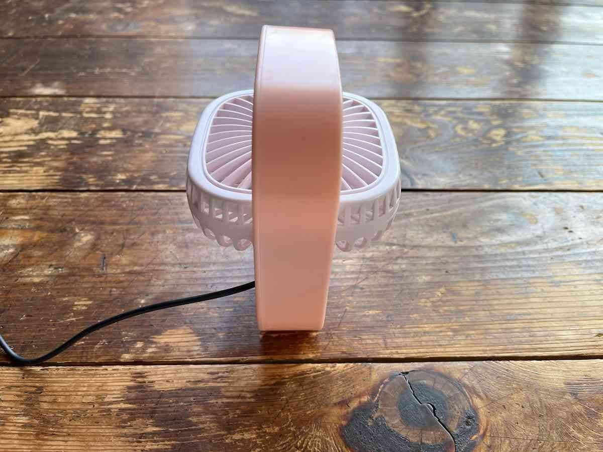 ダイソーの500円の扇風機が真上を向いている状態