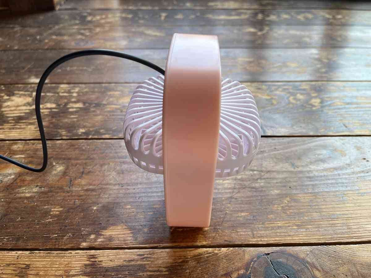 ダイソーの500円「扇風機（USB、卓上、風力2段階調整、ケーブル1.2m）」が真下を向いている状態