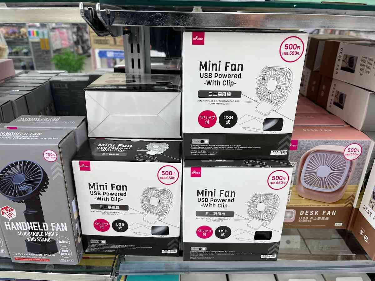 ダイソーの「ミニ扇風機（USB式、クリップ付）」