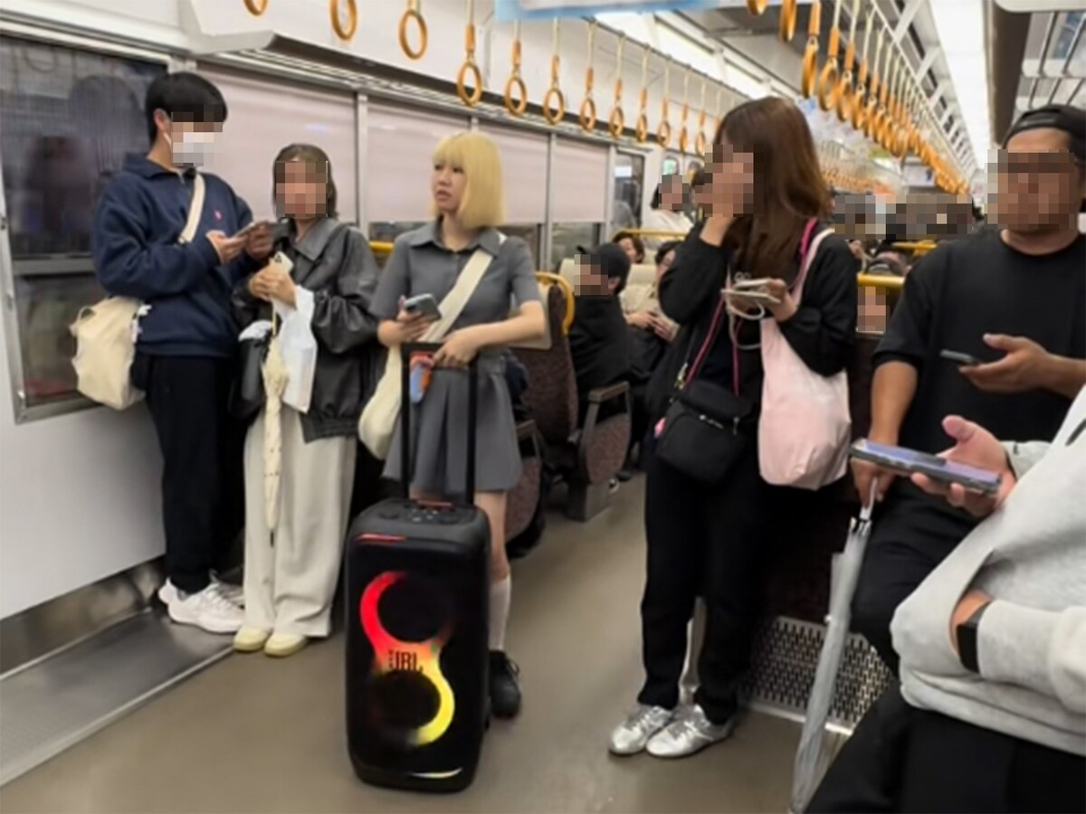 電車内で大きなスピーカーから大音量で音楽を流すせんぷうさん（画像中央）。動画は現在は削除済み ※画像出典：せんぷうさんのTikTok（senpu__chan）より（All About編集部で一部加工） 