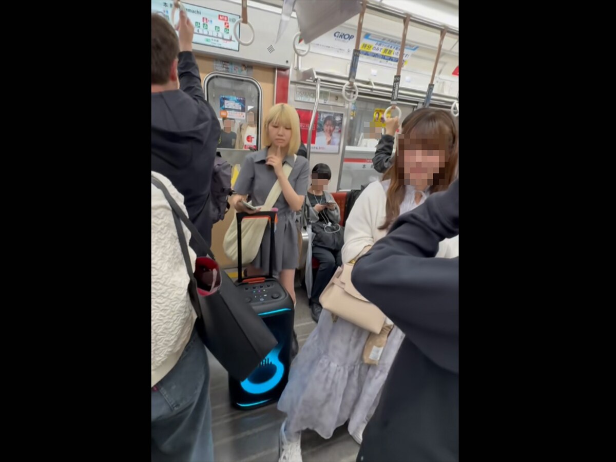 電車内で大きなスピーカーから大音量で音楽を流すせんぷうさん（画像中央）。動画は現在は削除済み ※画像出典：せんぷうさんのTikTok（senpu__chan）より（All About編集部で一部加工） 