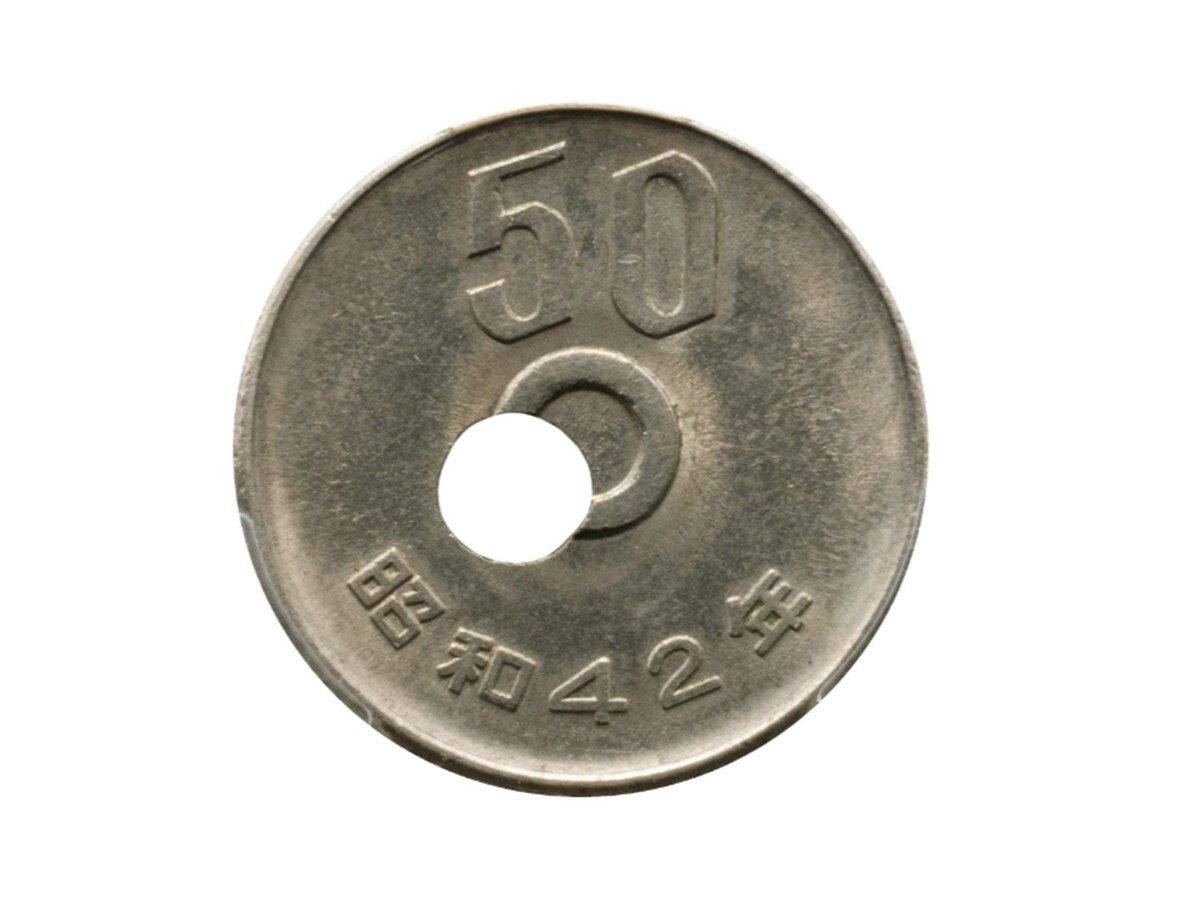 約2000倍の価値に大化けした実際の50円玉(裏面) ※画像出典:「第122回入札誌『銀座』」 Lot番号:435 50円白銅貨 昭和42年 穴ズレエラー PCGS(MS63)
