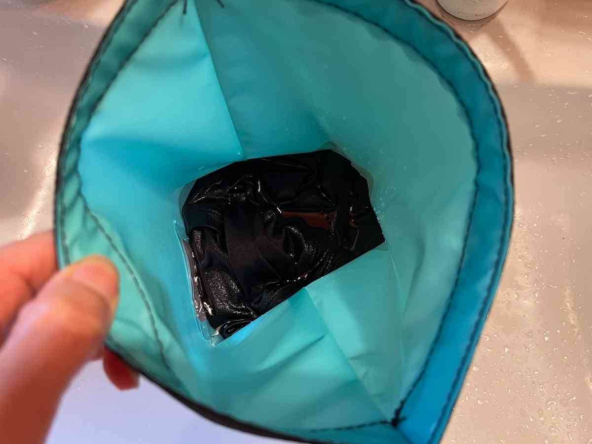 洗濯物と水、場合によっては洗剤を入れる