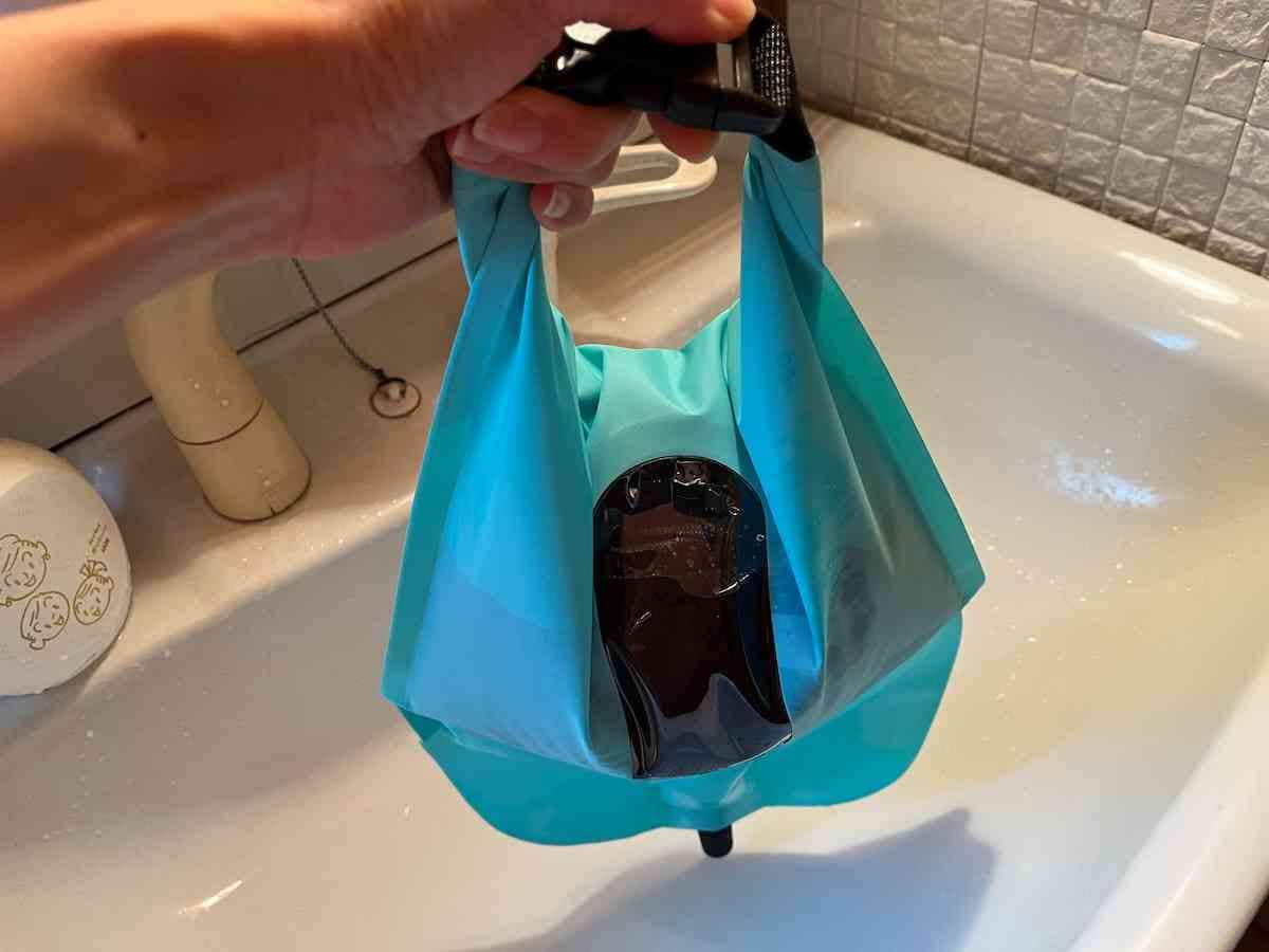 口のベルトを折ってバックルをとめれば持ち手ができる