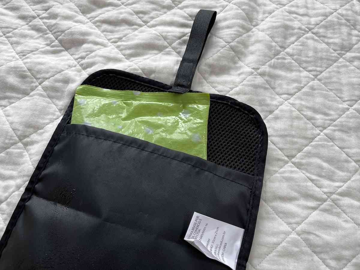 ダイソーの「リュックサックパッド（ブラック、保冷剤ポケット付）」はポケットに保冷剤が入る