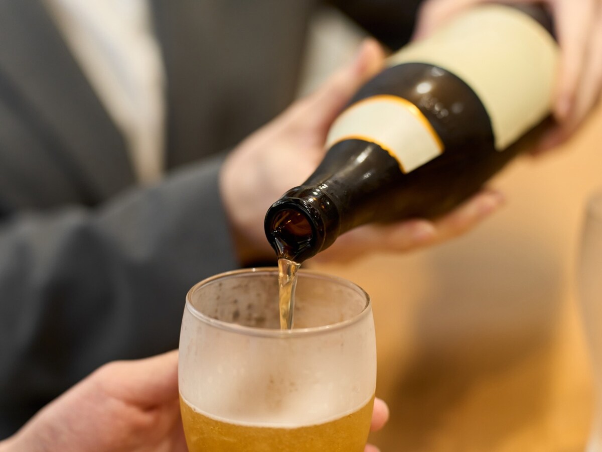ビールは「ラベルを上」にして注ぐのがマナー……本当に必要なのか疑問に思う人もいるようです ※画像：mapo／PIXTA（ピクスタ）