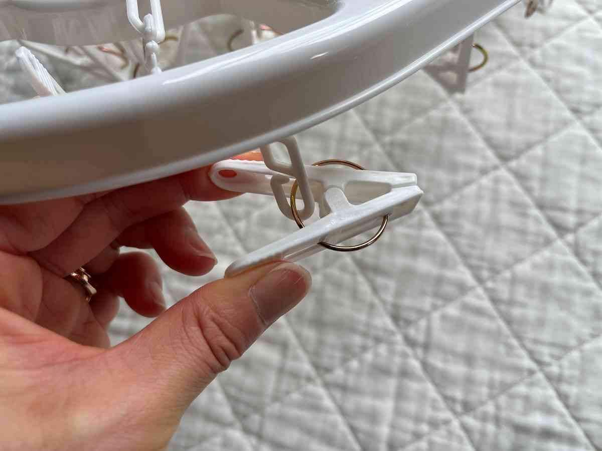 キャンドゥの「洗濯ハンガー24ピンチ楕円形」はピンチをつまんでから洗濯物を取り込む