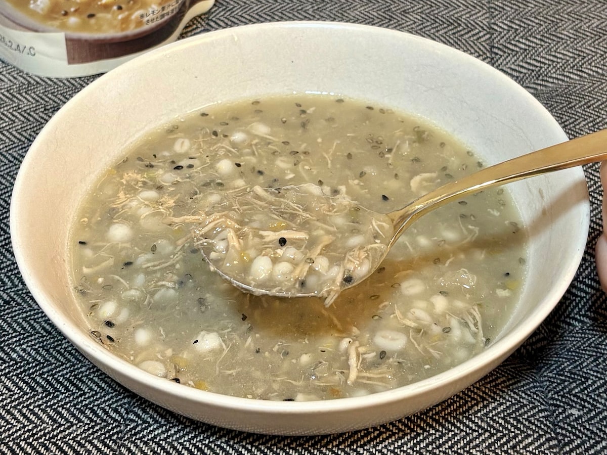 鶏胸肉がたっぷりと入っているためタンパク質もとれて嬉しい。塩レモン風味でさわやかで食べやすさも◎ 