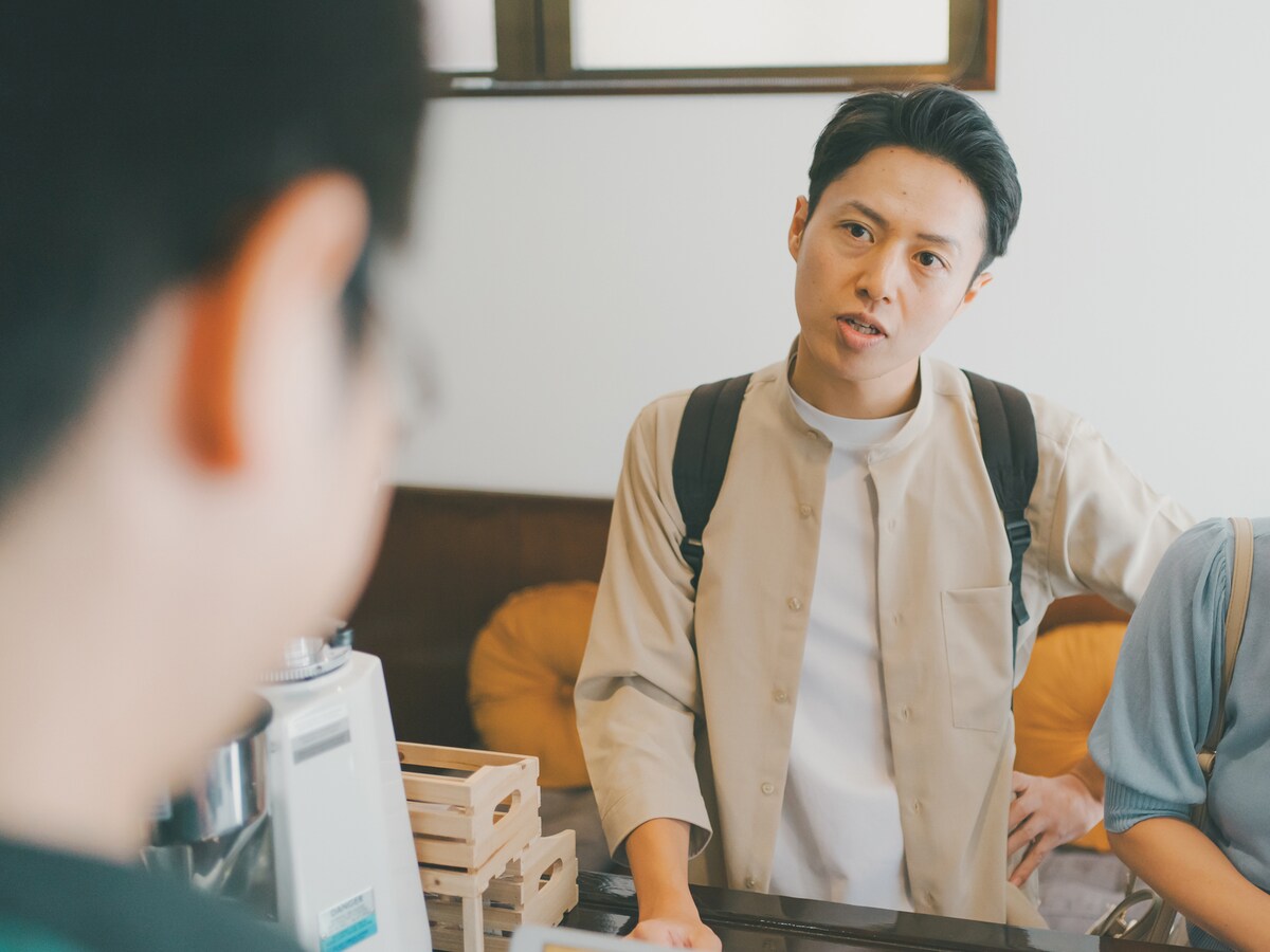 新紙幣に対応していないレジで、新一万円札しか持っていないとゴネる客…どうする？　※サムネイル画像：PIXTA