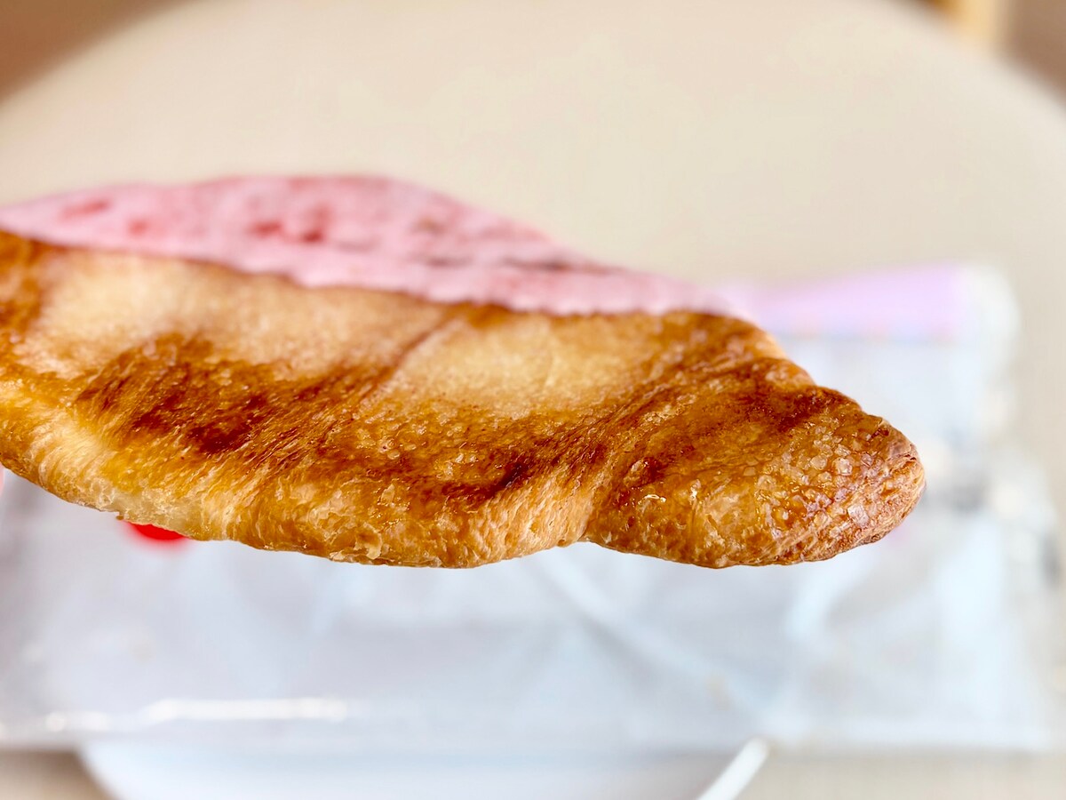 クロワッサン生地を挟み焼きにした、新感覚クロワッサンです！