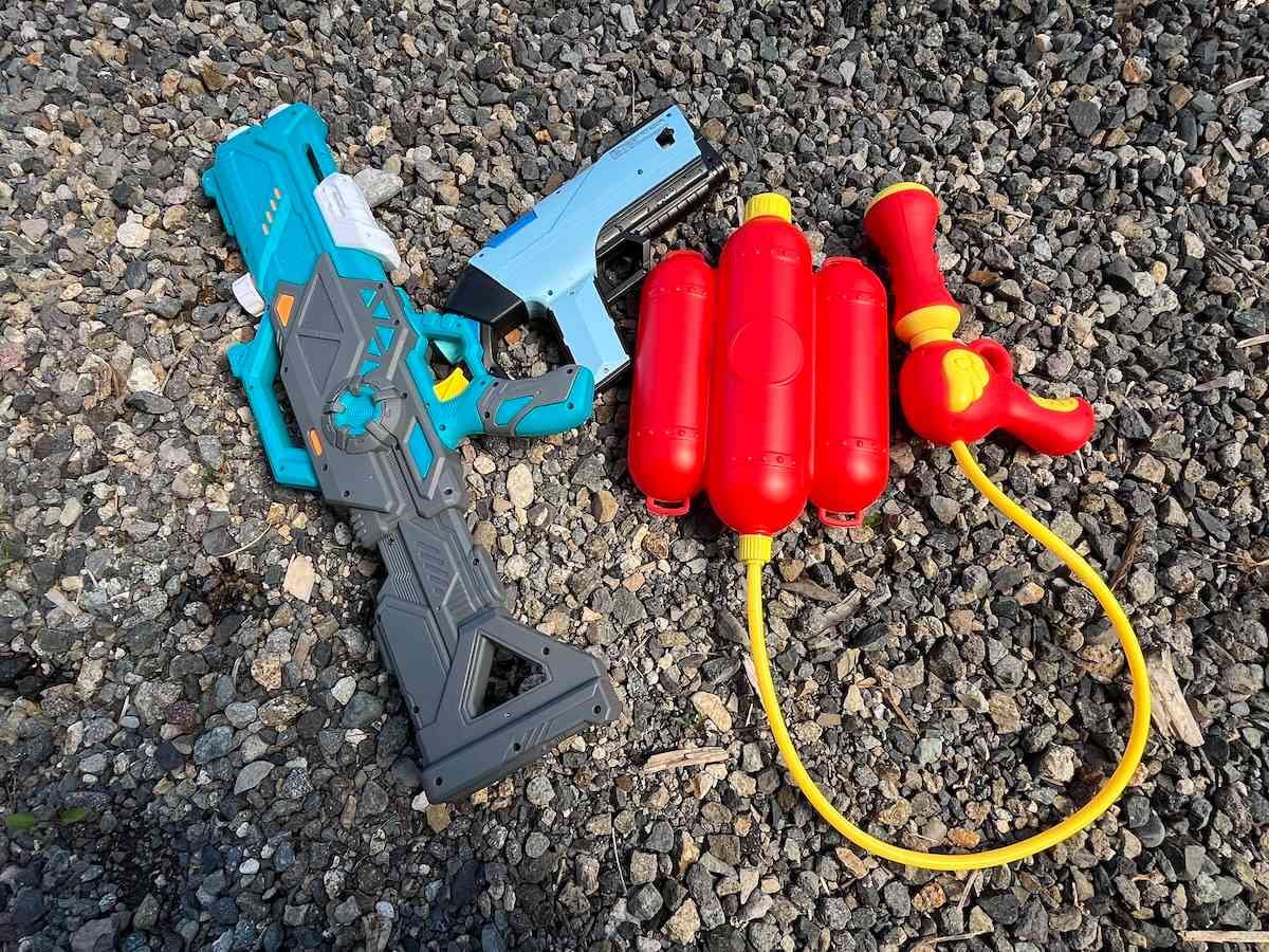 ダイソーの「ウォーターガン(圧縮式)」(左)、「タンク式水鉄砲(消火器)」(右)