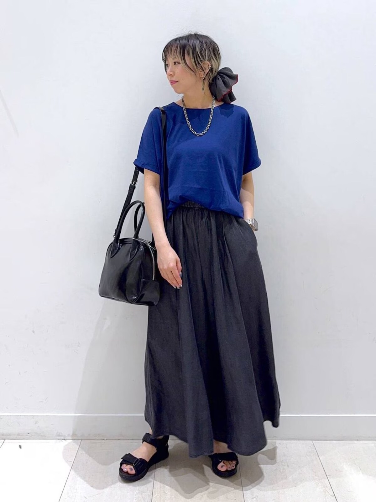 まるでロングスカートのようにたっぷりと幅が取られたワイドパンツが◎　出典：WEAR