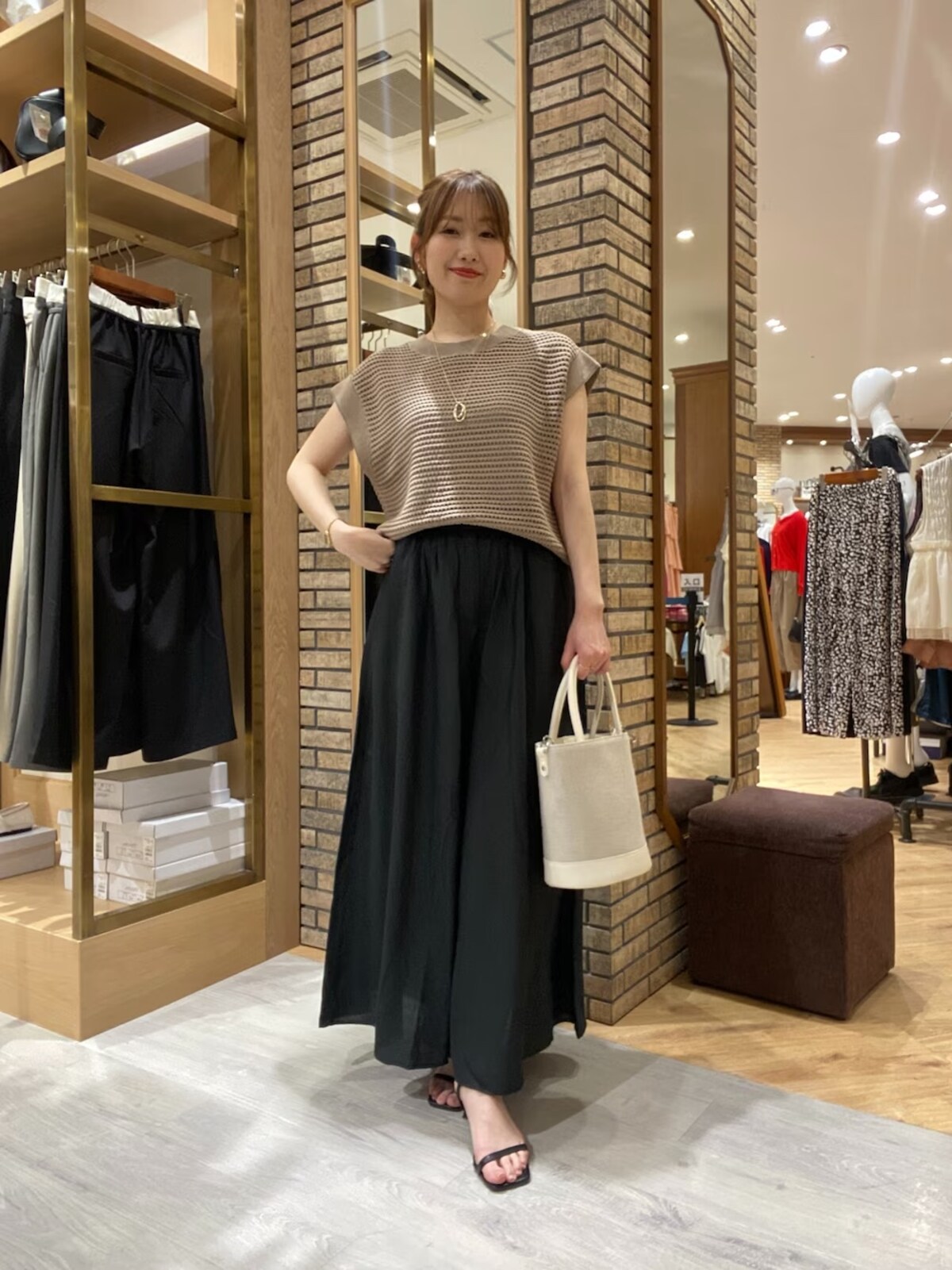 涼しげに着られる太めのパンツは重宝間違いなし　出典：WEAR