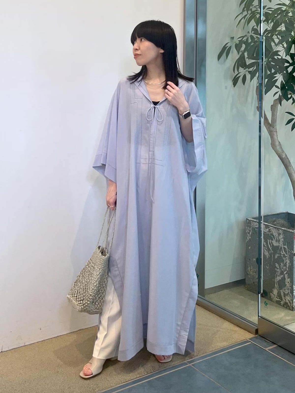 流れるようなシルエットで涼しく着られるカフタンワンピース　出典：WEAR