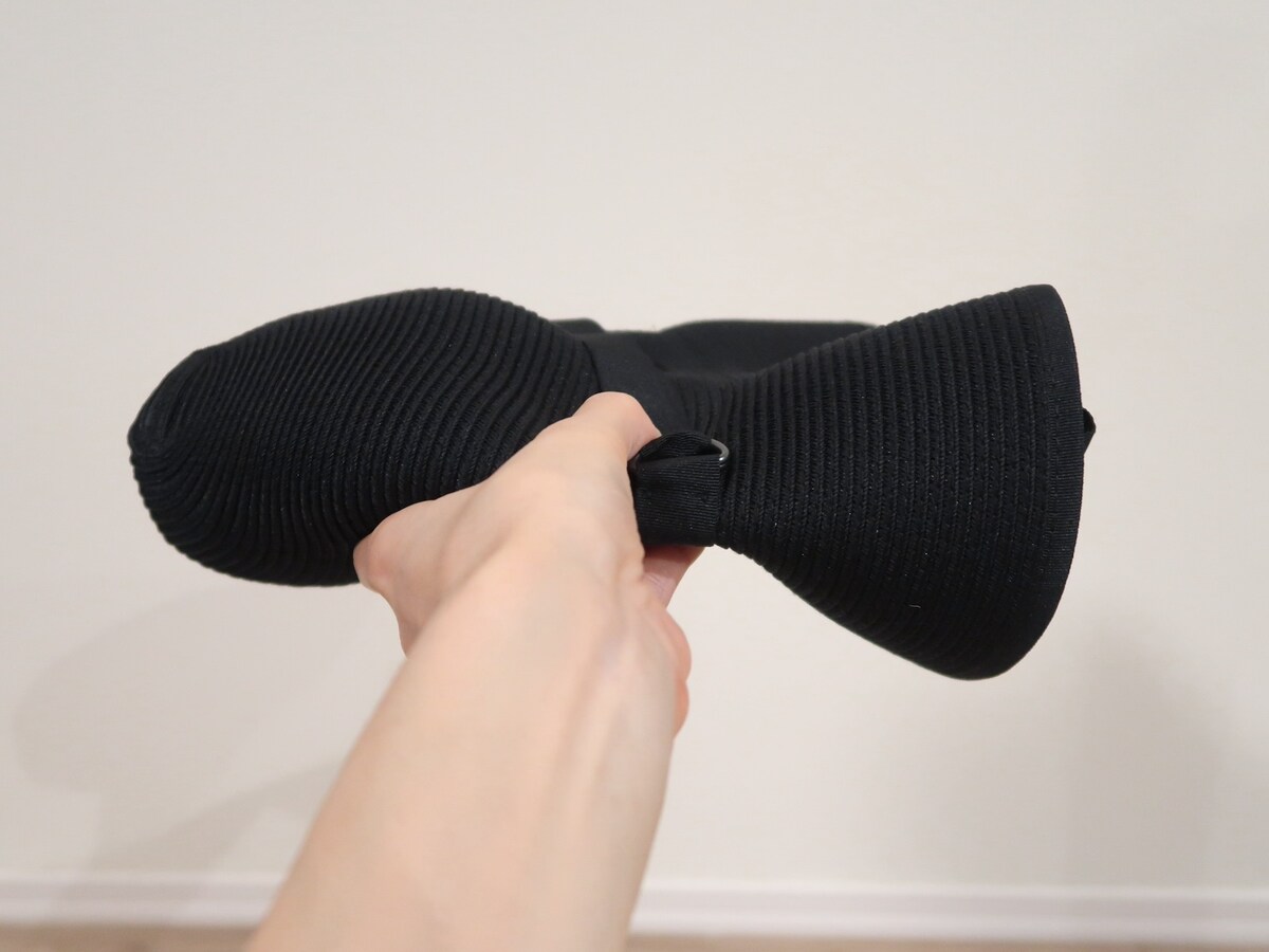 横から見てもこれぐらいの厚みで、バッグに入れても邪魔にならない