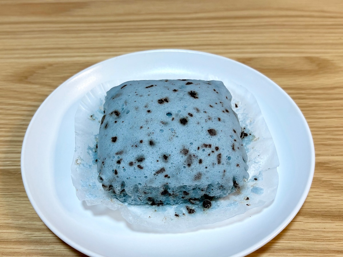 真っ青な蒸しケーキはインパクト大！ 食べる前からチョコミントの香りがしてきます