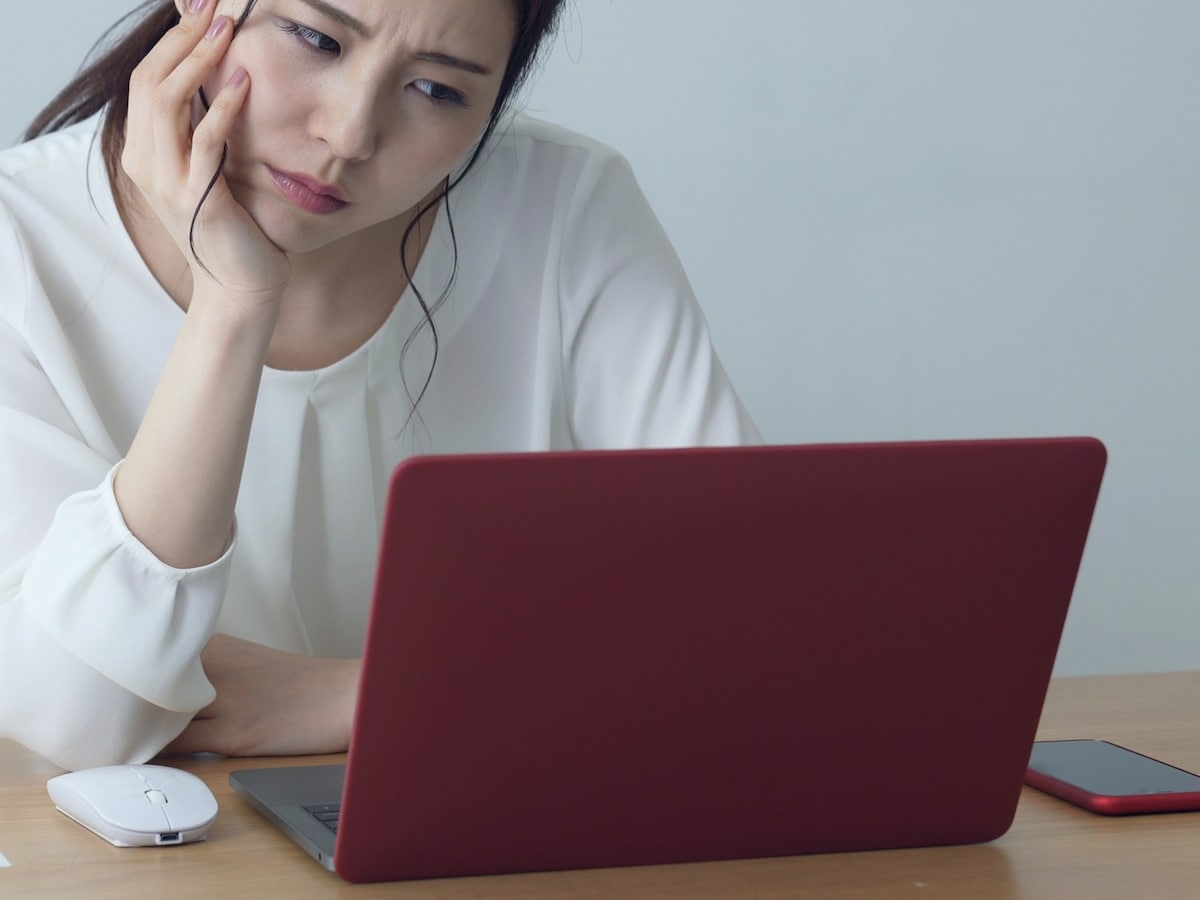 ビジネスメールの適切な返信タイミングに迷う…… ※画像：PIXTA