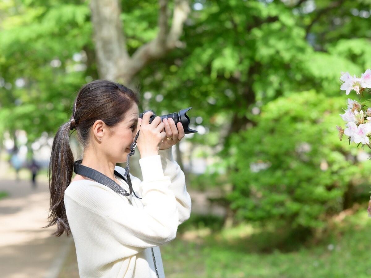 いつまでも年齢を気にせず今日を楽しく生きられたら…… 画像出典：PIXTA