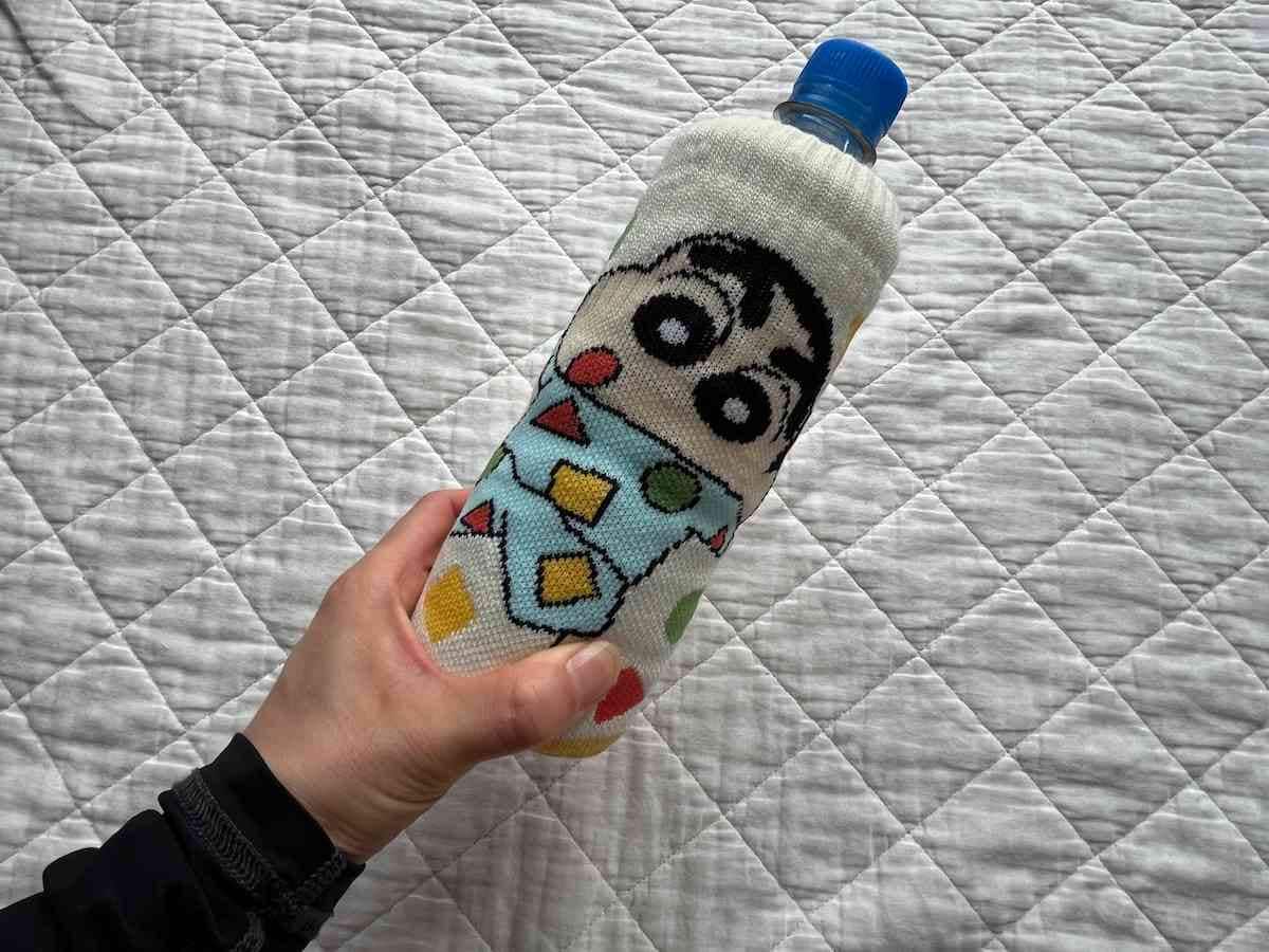 セリアの「ニットペットボトルカバー」は500mlのペットボトルに対応