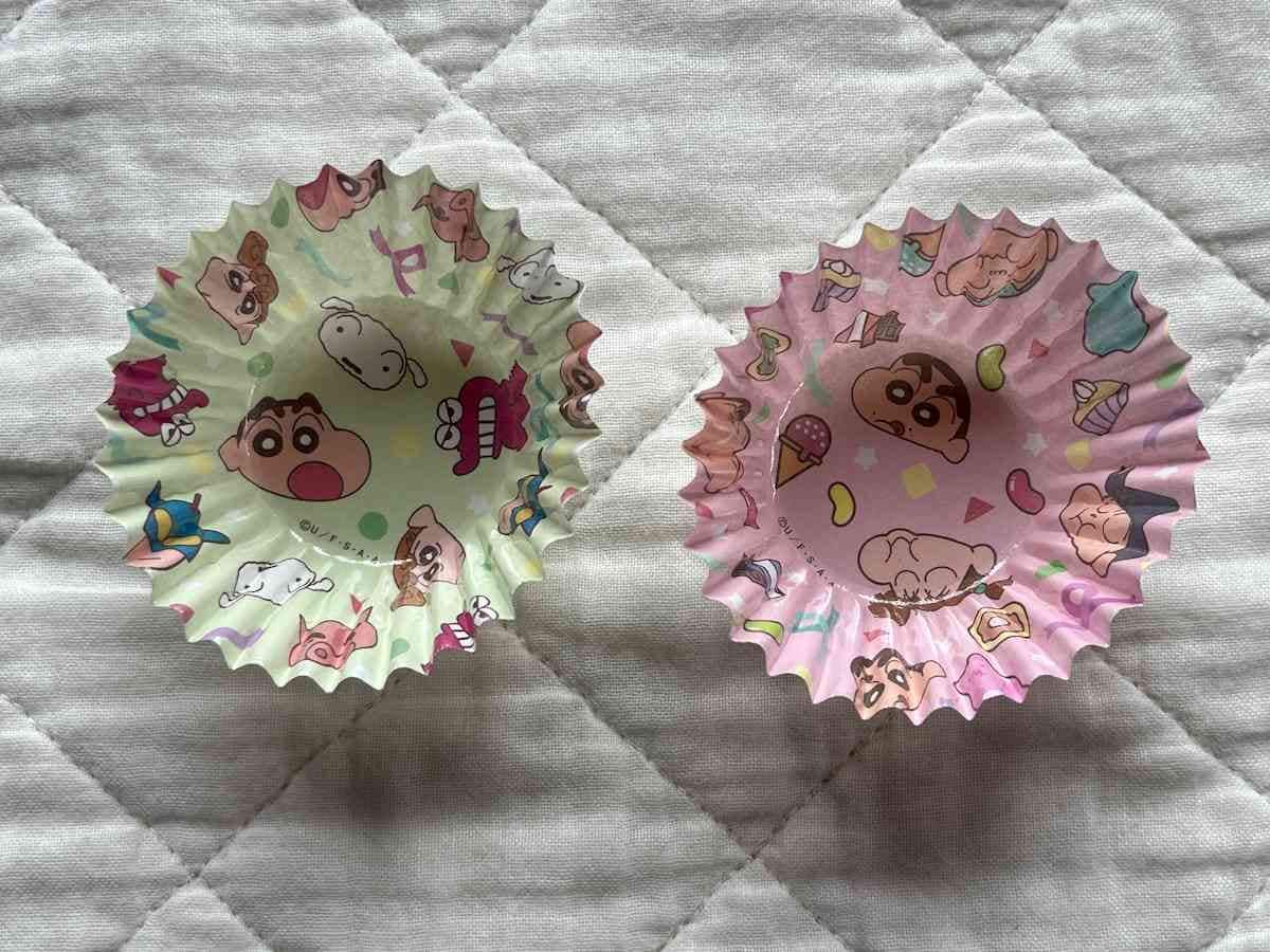 セリアの「おかずカップ 20P 6号 クレヨンしんちゃんスイーツパーティー」のデザインは2種