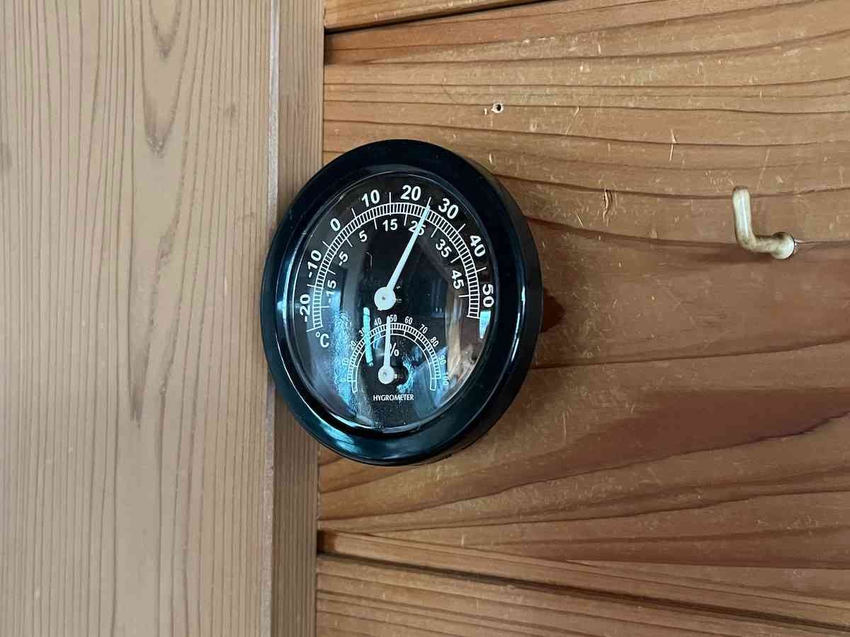 セリアの「壁に掛けられる温・湿度計」は壁掛けが可能
