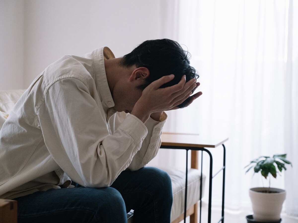 同居して介護している息子につらく当たる母…… ※画像：PIXTA