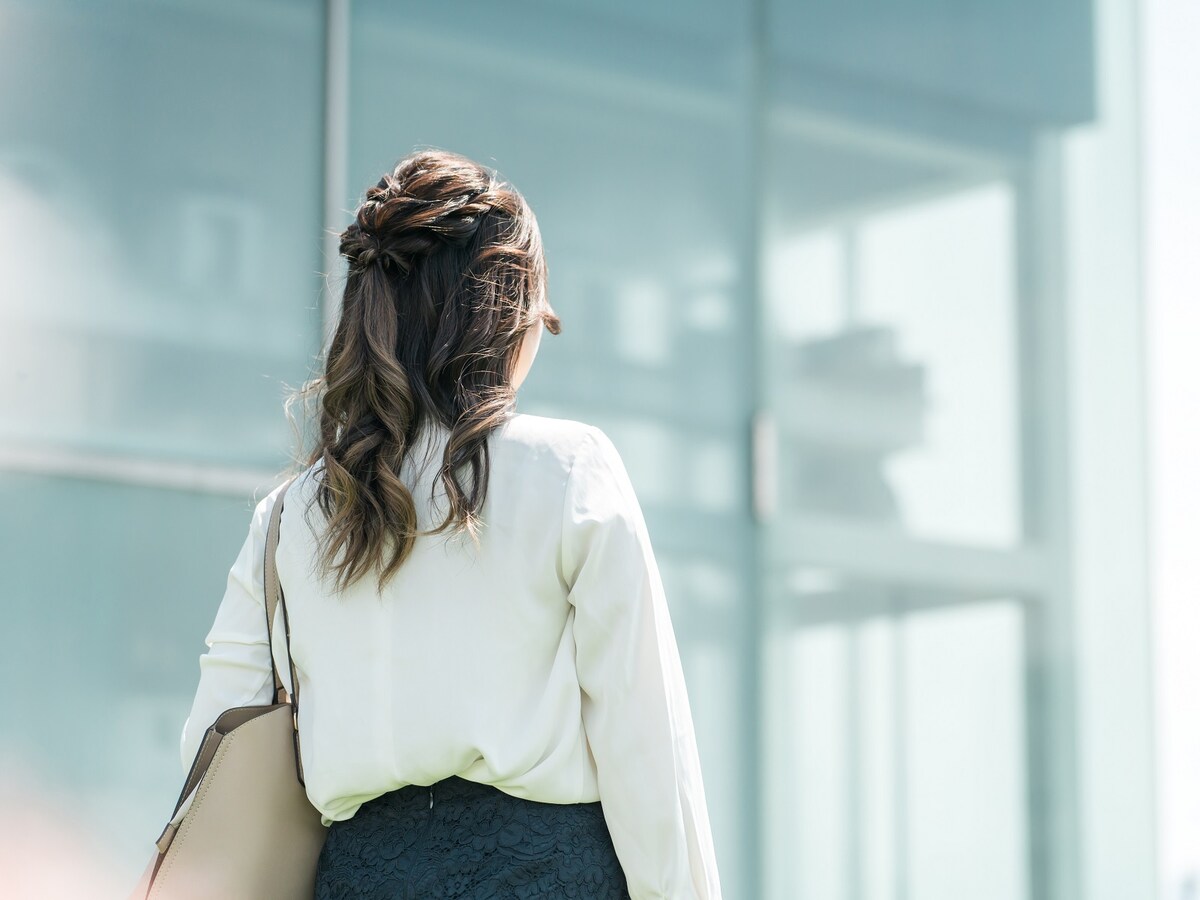 最低限の仕事をこなしながら自分の時間を大事にする「カタツムリ女子」たち 画像出典：PIXTA