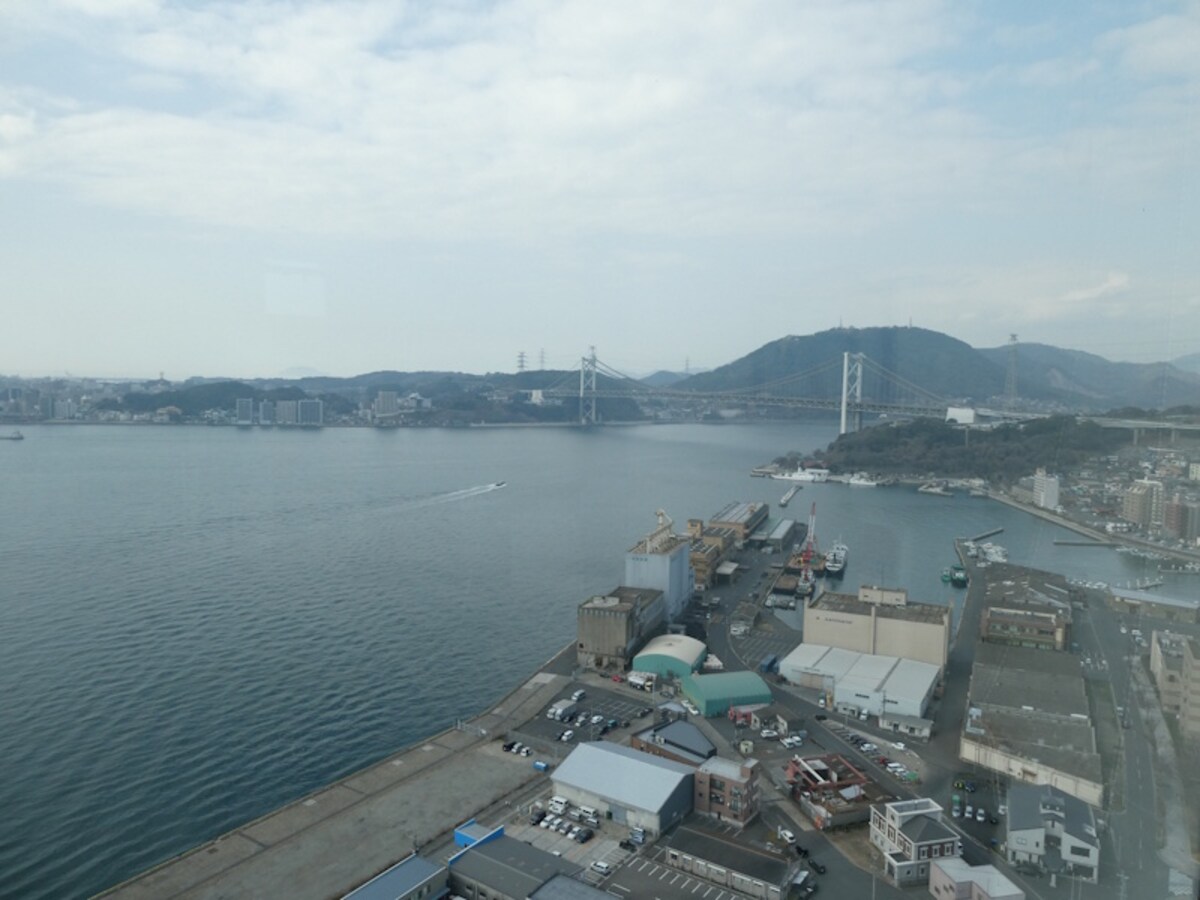 門司港レトロ展望室から望む関門橋