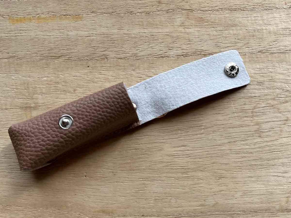 セリアの「カラビナ付きリップケース」はボタンを外す