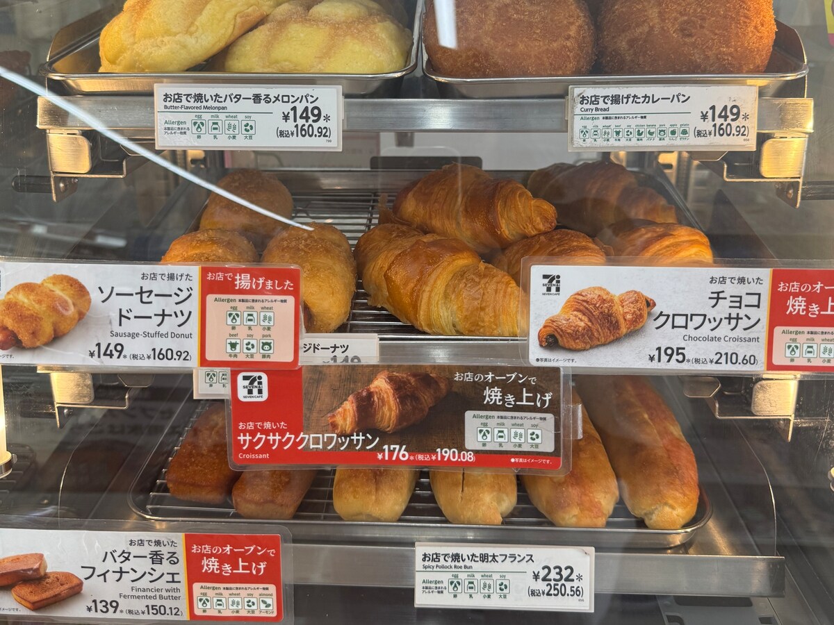 「ななチキ」や唐揚げが並ぶレジ横に、セブンカフェベーカリーの陳列ケースが