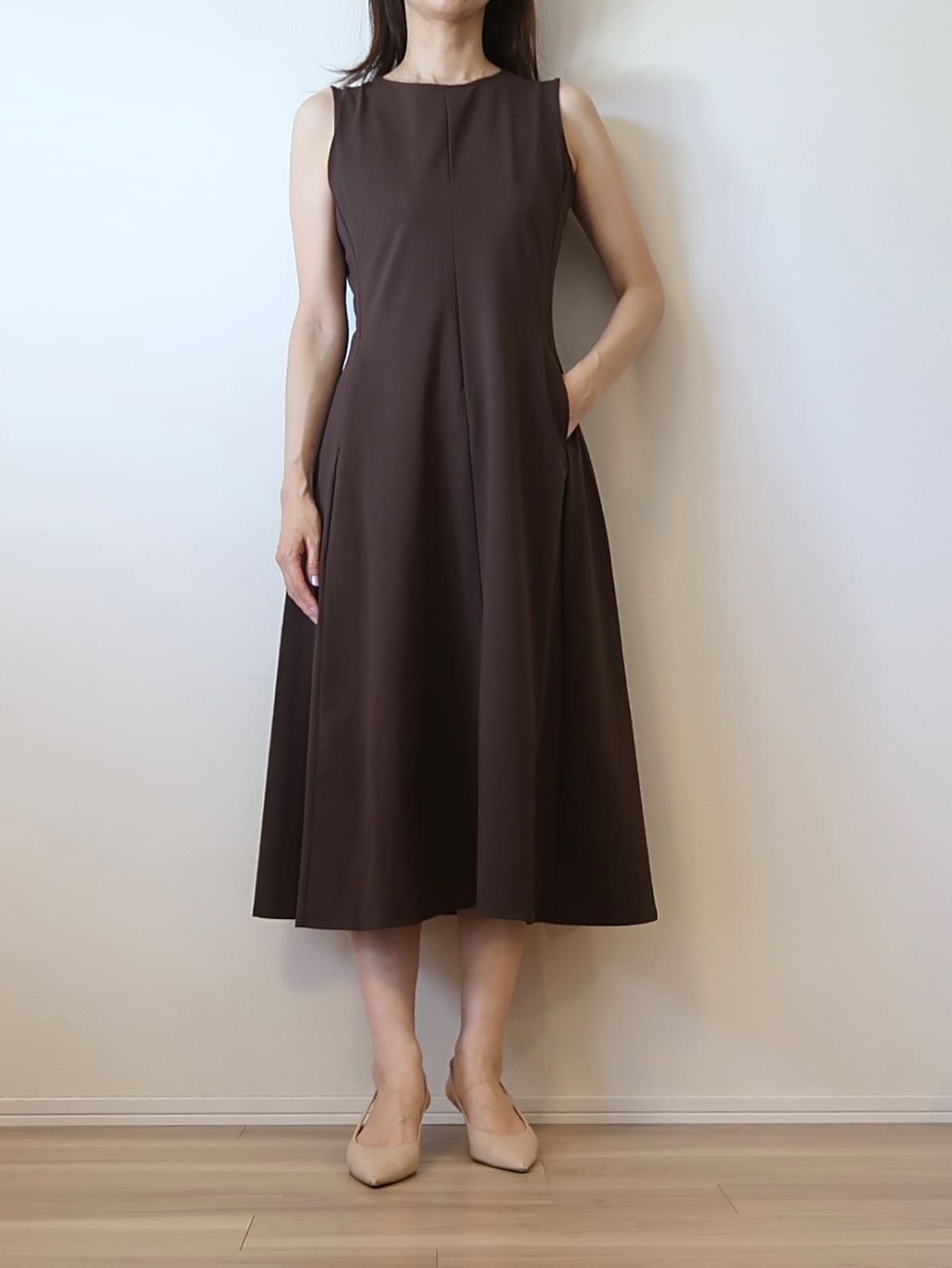 体のラインをきれいに見せてくれるフィット&フレアシルエットです
