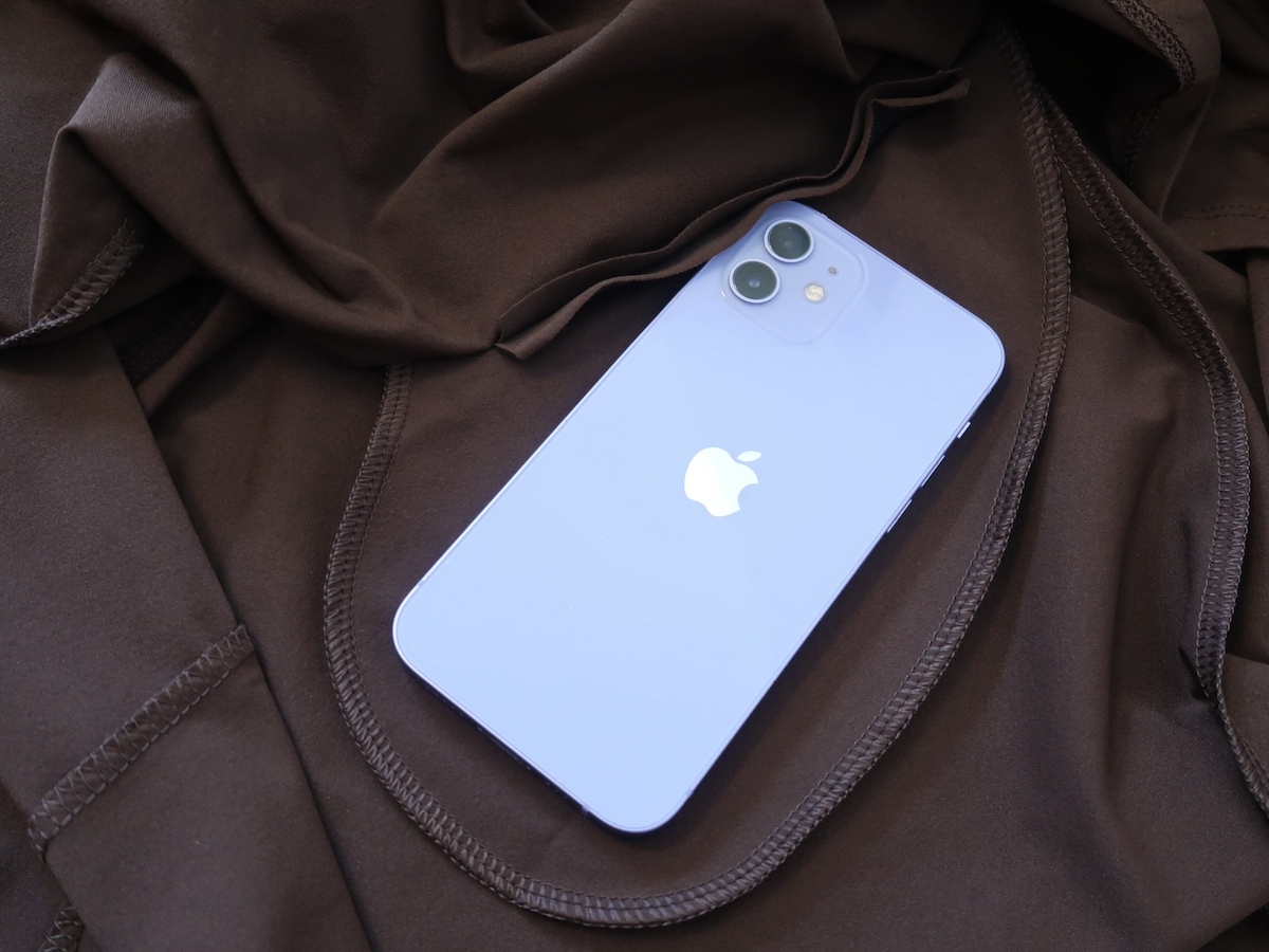 スマホも収まるサイズで、ハンカチやチケットを入れたりと旅行先でも重宝しそうです