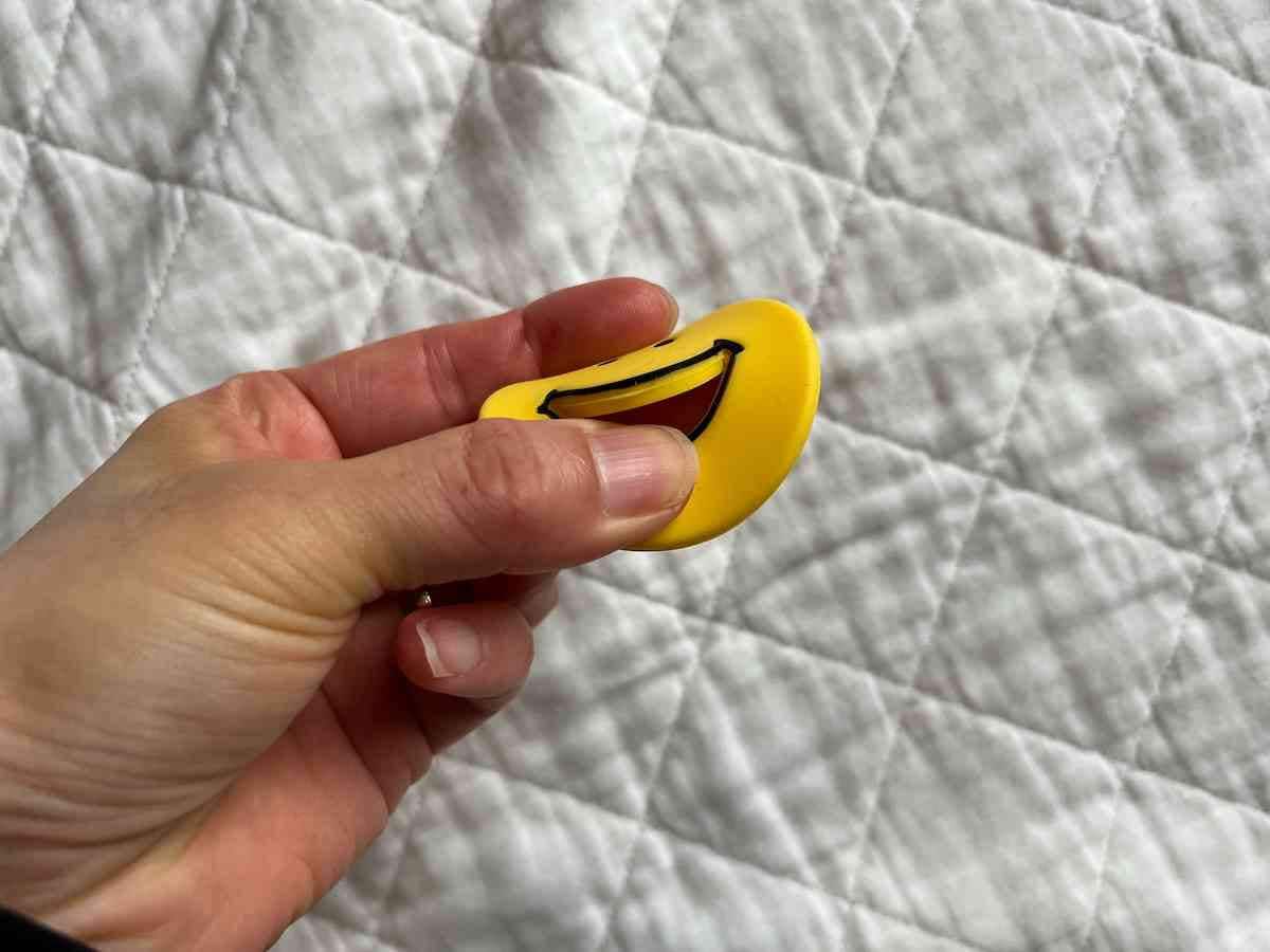 セリアの「カラビナ付きタオルホルダー」はニコニコマークの口部分が開く
