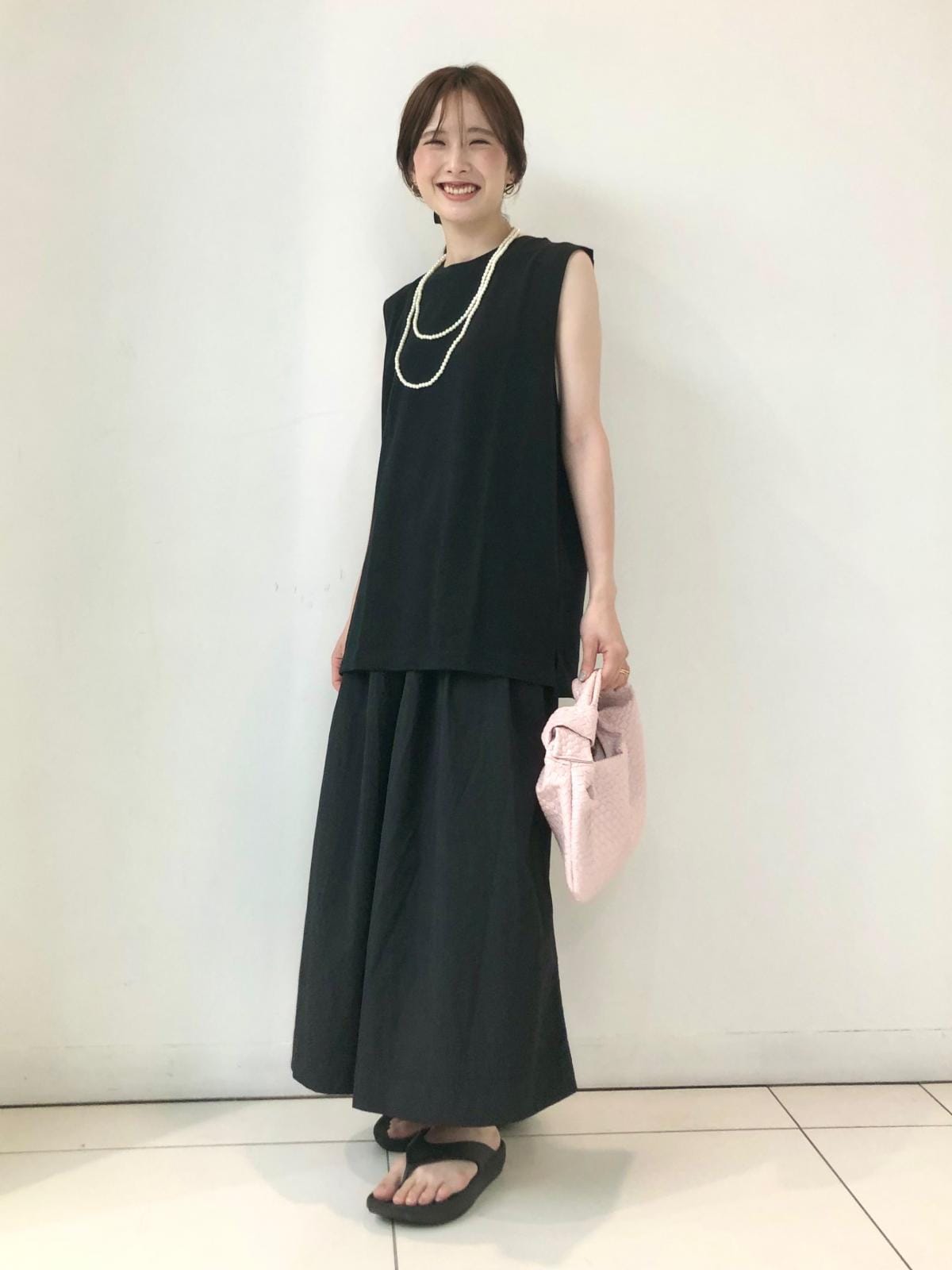 ナイロンキュロットでこなれたオールブラックコーデに　出典：StyleHint