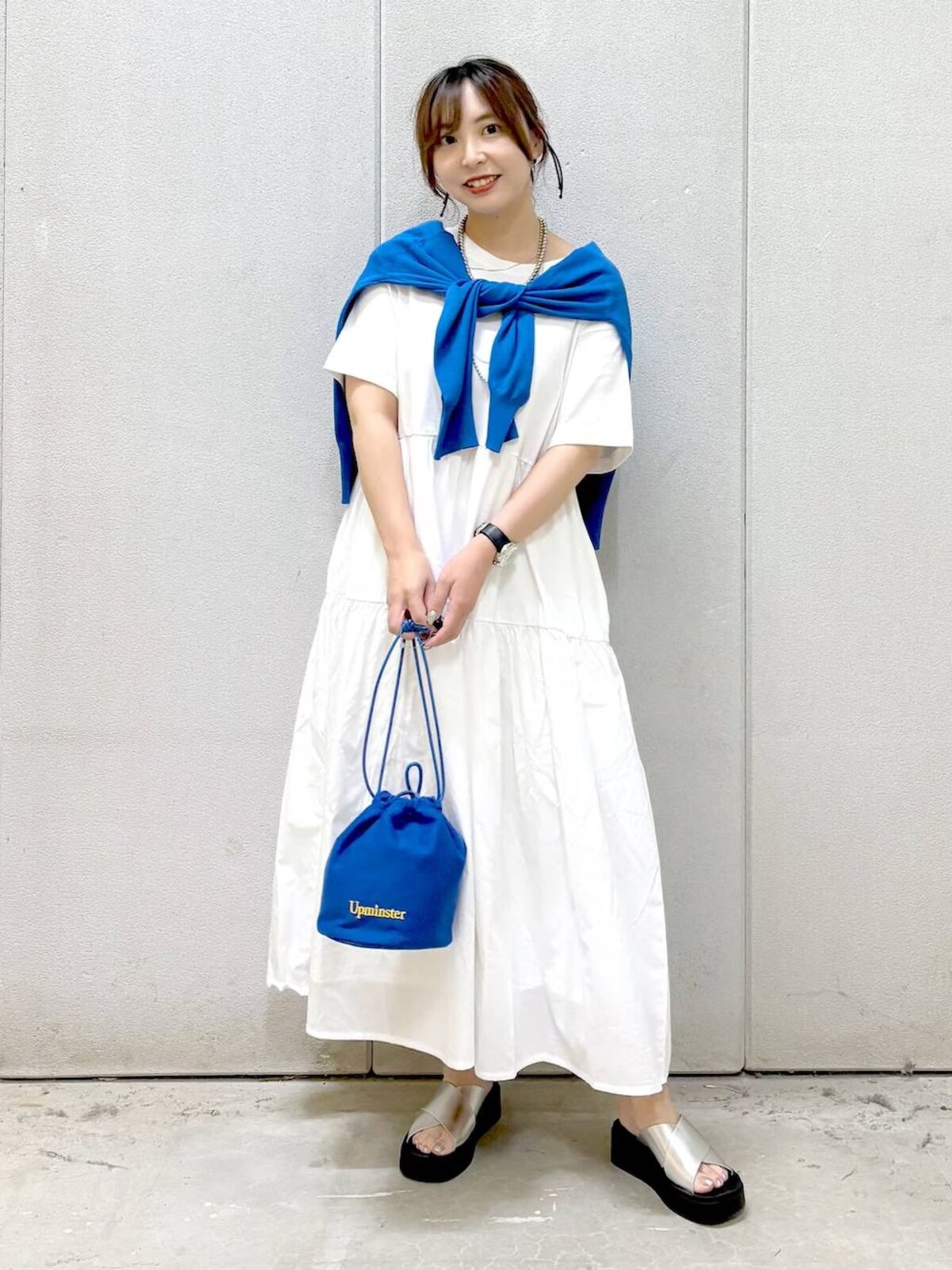 涼しく着映えするワンピースにポップな差し色をきかせて　出典：WEAR