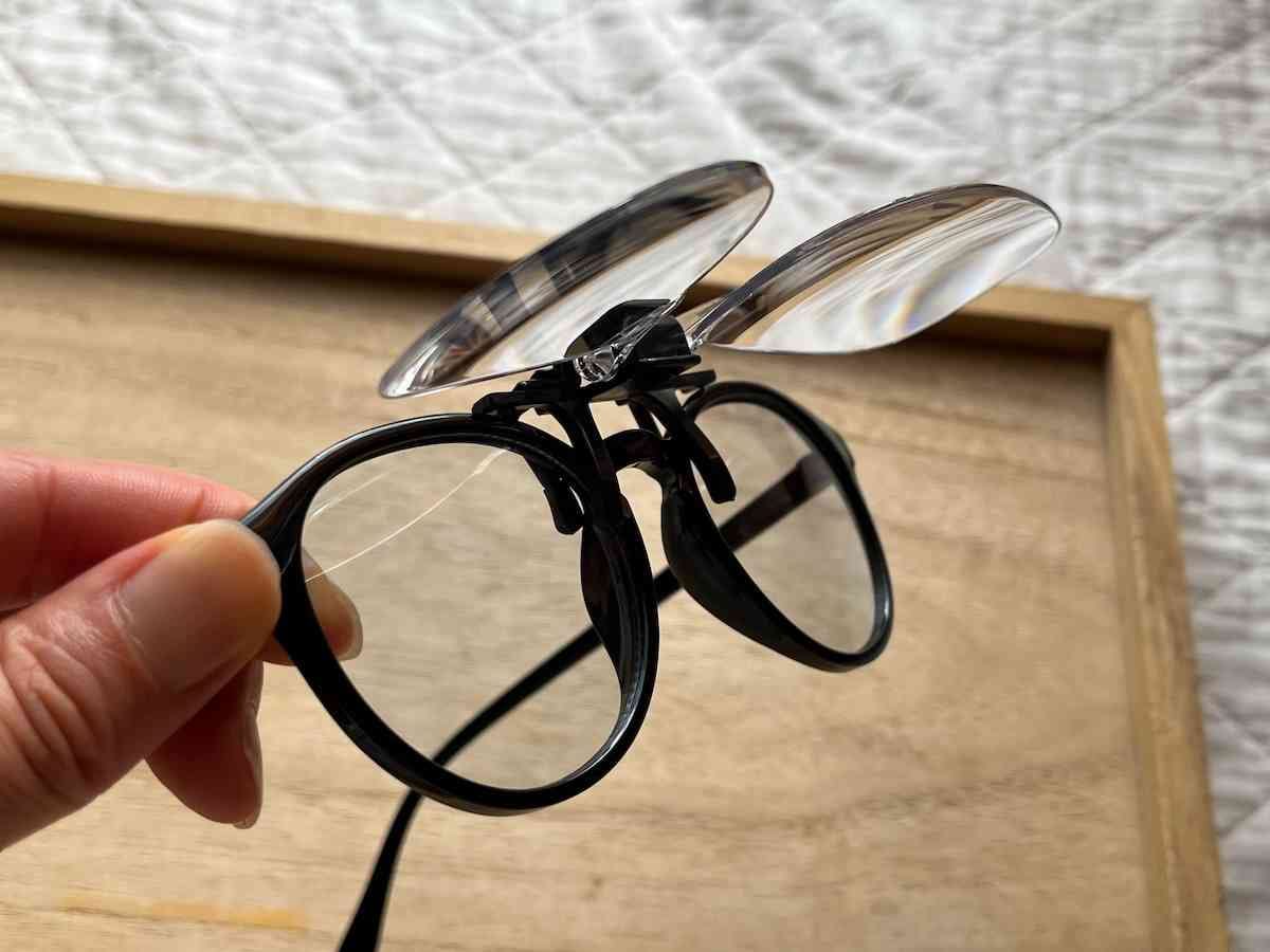 セリアの「メガネにクリップで取付 拡大ルーペ1.8倍」は角度を変えられる