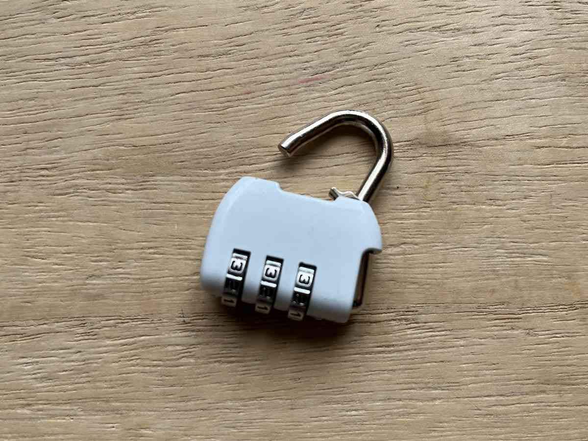 セリアの「ダイヤルロック ワイドタイプ」のは小さめサイズ