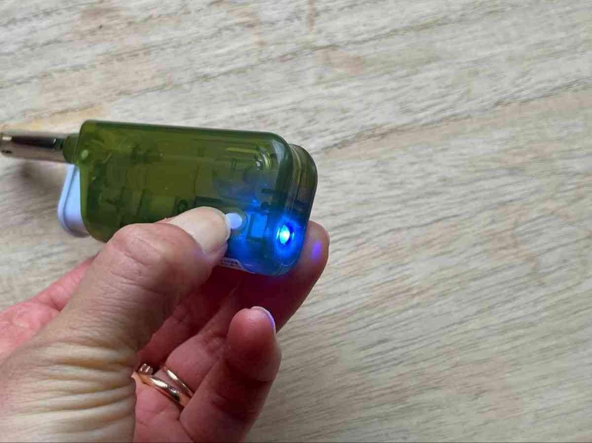 ダイソーの「ミニ着火ライター(LED付、CR対応)」はスイッチでライトが点灯する