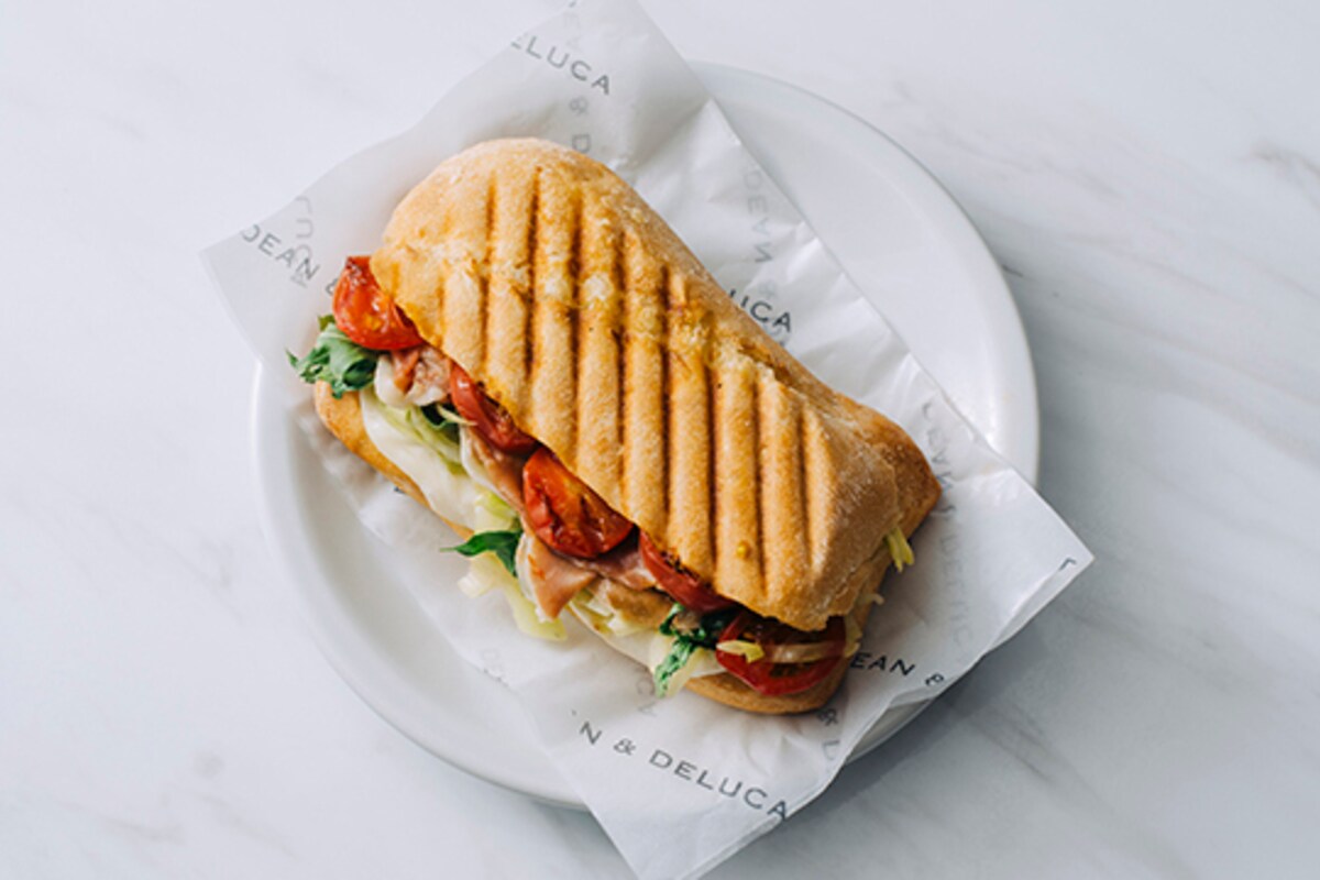 DEAN ＆ DELUCAの生ハムモッツァレラトマト ホットサンド